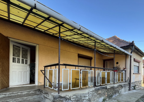 Felsőtelekes trojizbový dom s terasou a veľkým pozemkom