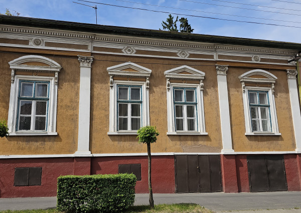 Sátoraljaújhely - 4 izbový rodinný dom v centre mesta s dvojgarážou