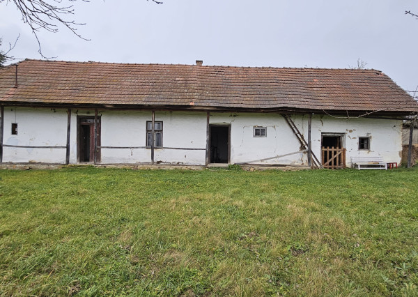 Vilyvitány - gazdovský dom v pôvodnom stave s veľkým pozemkom