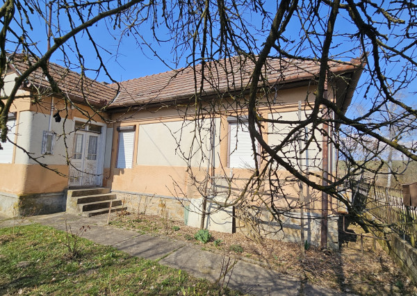 Alsótelekes pekný zachovalý  3 izbový dom