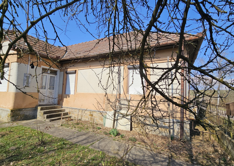 Alsótelekes pekný zachovalý  3 izbový dom